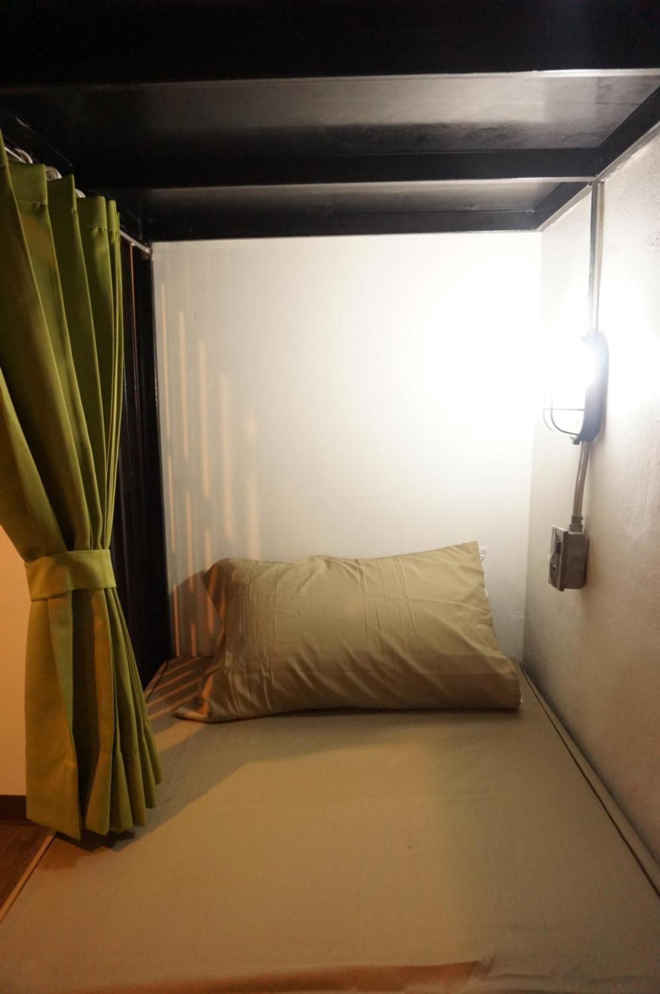 Feel Good Bangkok Hostel Exteriör bild
