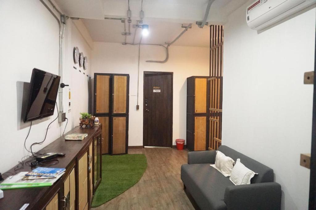 Feel Good Bangkok Hostel Exteriör bild